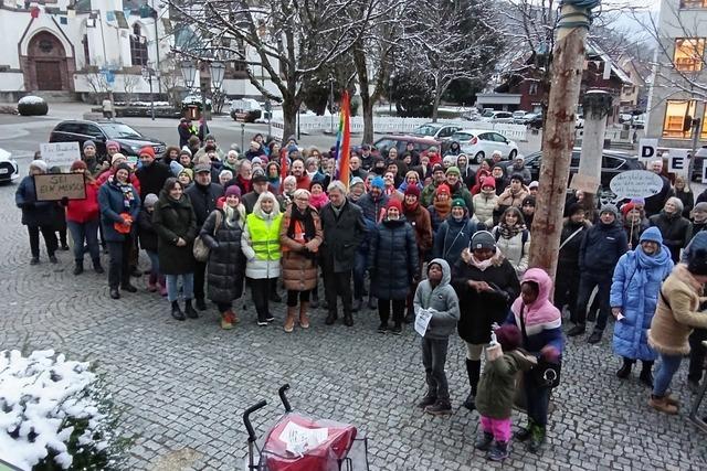 Rund 160 Menschen demonstrieren in Schnau gegen Rechtsextremismus