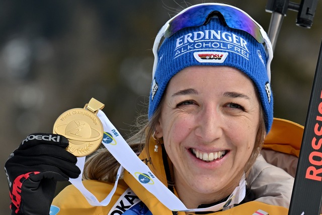 Endlich WM-Gold: Franziska Preu&szlig; mit ihrer Medaille.  | Foto: Martin Schutt/dpa