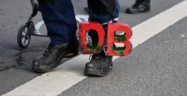 Ein Teilnehmer einer Kundgebung der Ei...go mit Ketten und Moos an seinem Bein.  | Foto: Hannes P Albert (dpa)