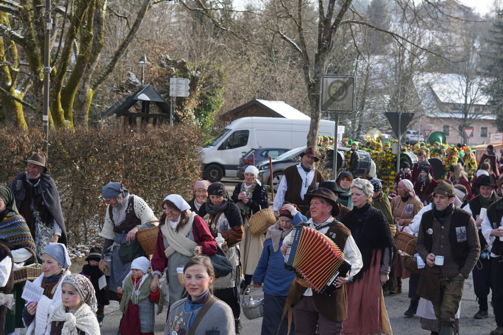 Traditionell: Die Steinegghfler hatten sich mchtig rausgeputzt und mit "Liebe kleine Schwarzwaldmarie" wussten sie zu gefallen.