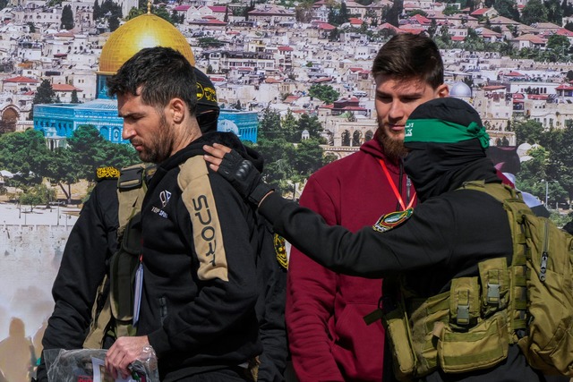 Israelische Geiseln vor der &Uuml;bergabe an das Rote Kreuz.  | Foto: Abdel Kareem Hana/AP/dpa