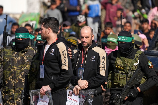 Israelische Geiseln vor der &Uuml;bergabe an das Rote Kreuz.  | Foto: Abdel Kareem Hana/AP/dpa