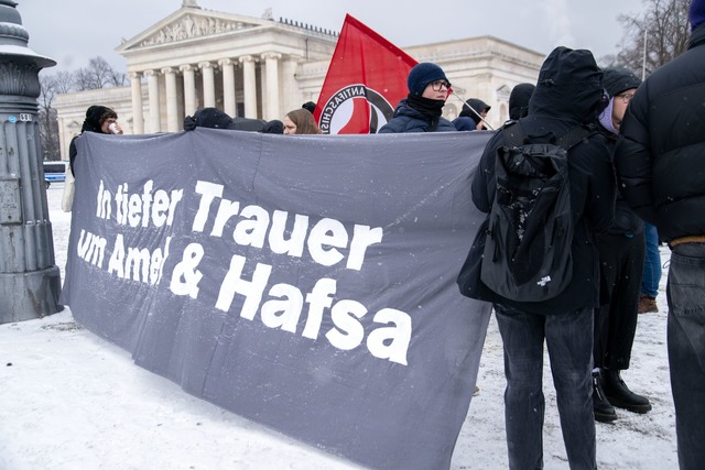 Transparent auf einer Demonstration ge...ie Instrumentalisierung des Anschlags.  | Foto: Pia Bayer/dpa