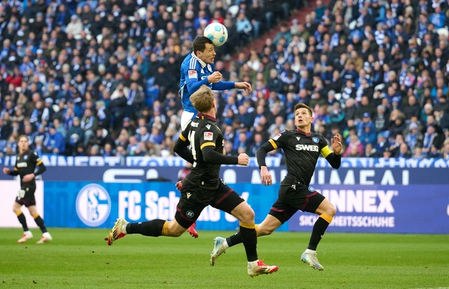 Karlsruhe verliert auch gegen den FC Schalke 04.  | Foto: Bernd Thissen/dpa