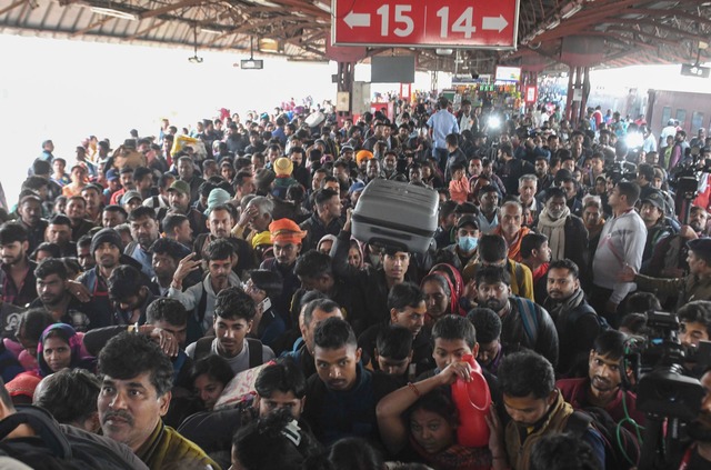 Auf dem Bahnhof von Neu-Delhi herrscht...ls es zu der Massenpanik gekommen war.  | Foto: UNI/Handout/Xinhua/dpa