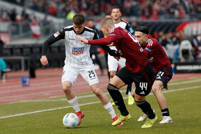 Kampf um den Ball: Ulms Semir Telalovi...Ondrej Karafiat (M) und Berkay Yilmaz.  | Foto: Heiko Becker/dpa