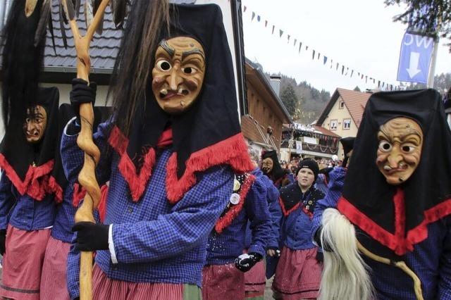 Die Narren ziehen frhlich durchs Bergdorf