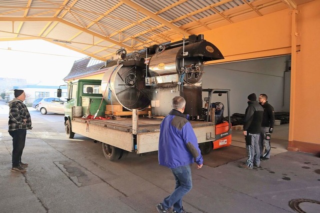 Vorsichtig wird das Herzstck der Kaff... tonnenschwere Rstofen transportiert.  | Foto: Thomas Winckelmann