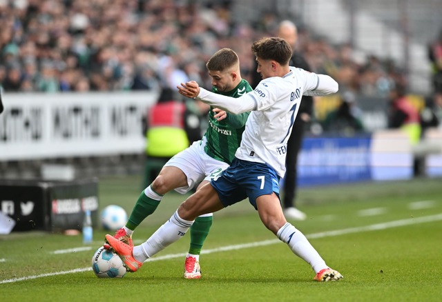 Umk&auml;mpftes Spiel: Werders Romano ... Torsch&uuml;tze Tom Bischof im Duell.  | Foto: Carmen Jaspersen/dpa