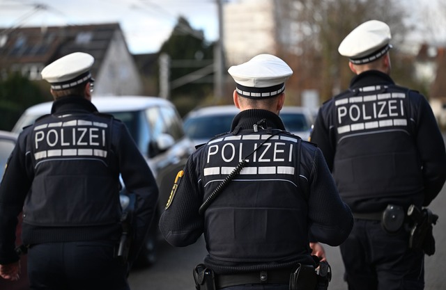 Polizisten nahmen nach einer Auseinand...chen vorl&auml;ufig fest. (Symbolbild)  | Foto: Bernd Wei&szlig;brod/dpa