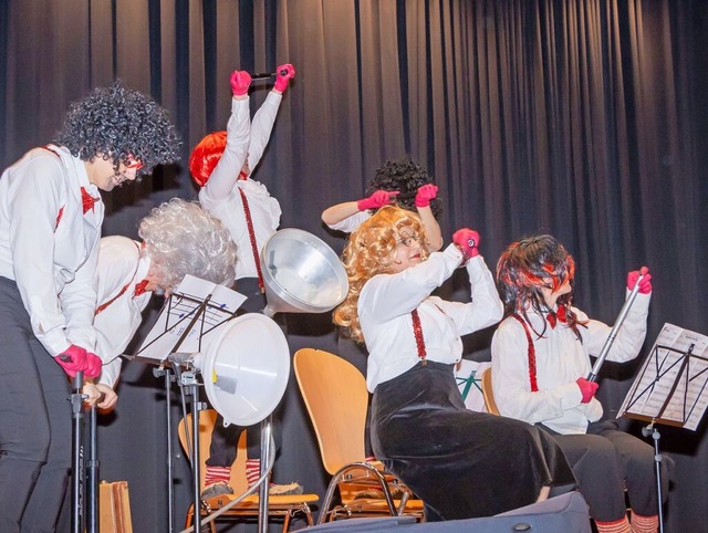 Zirkusorchester mit auergewhnlichen Instrumenten.  | Foto: Wilfried Dieckmann