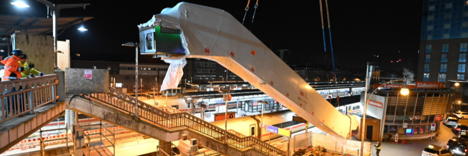 Schwebend in der Nacht in Freiburg: Die neue Rolltreppe ist endlich da