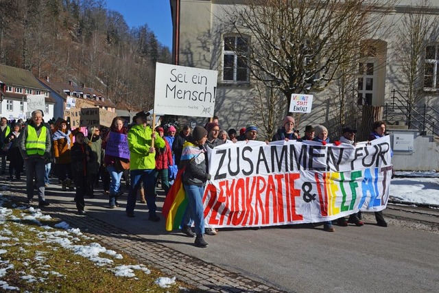 Rund 300 Menschen zogen durch St. Blas...r Demokratie und Vielfalt zu erheben.  | Foto: Christiane Sahli