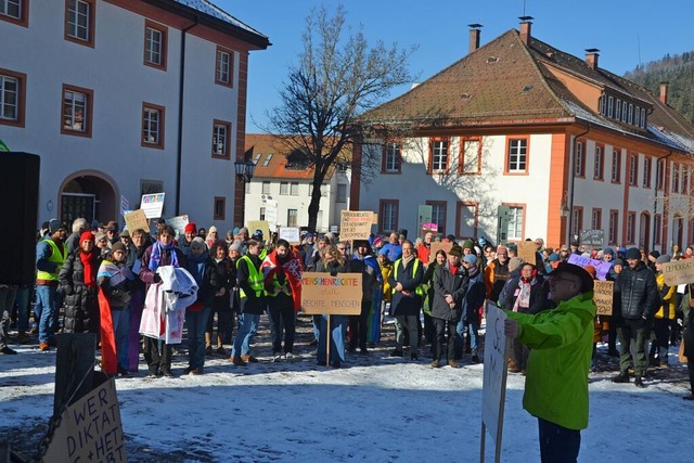 Rund 300 Menschen hatten sich im Kurpa...r Demokratie und Vielfalt zu erheben.  | Foto: Christiane Sahli