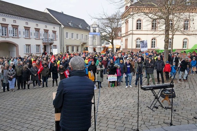 Die Kundgebung des neu formierten Mll...dem Markgrfler Platz war gut besucht.  | Foto: Volker Mnch