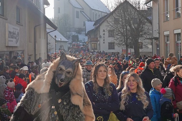 Narrenbaum, Umzug und Guggenmusik: Die...rgten in Rickenbach fr volle Straen.  | Foto: Hans-Jrgen Sackmann