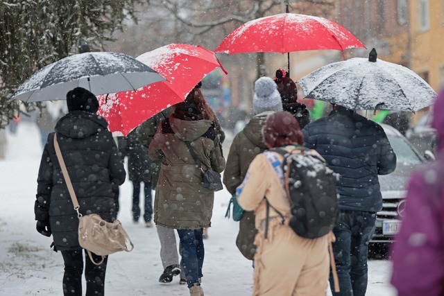 Winterwetter in Thale - Besucher gehen...r Carneval Club e.V. durch den Schnee.  | Foto: Matthias Bein/dpa