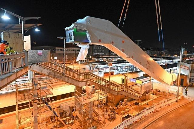 Kran hebt die neue Rolltreppe am Freiburger Hauptbahnhof an ihren Platz