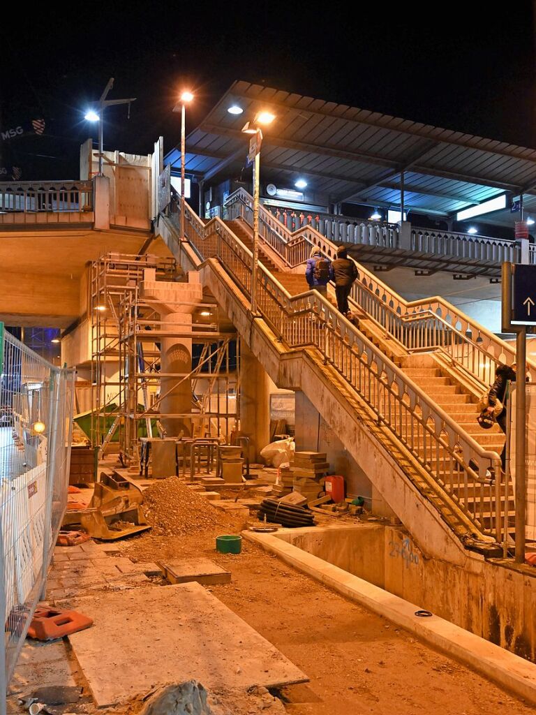 Einheben der neuen Rolltreppe am Hauptbahnhof