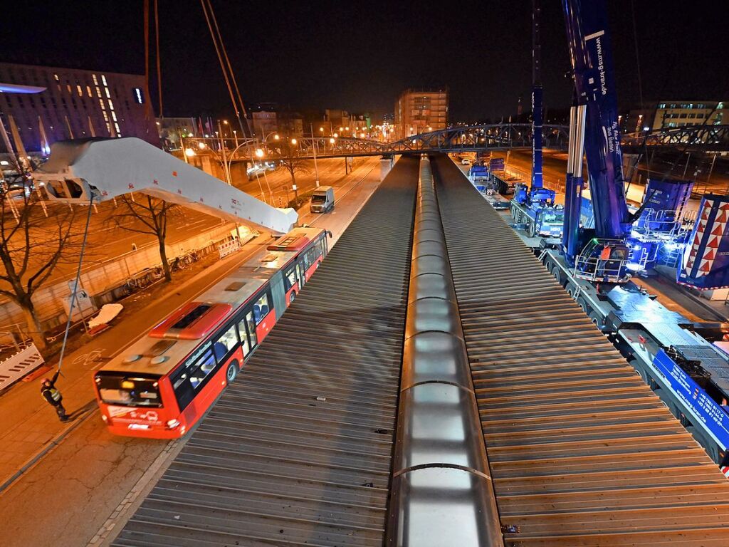 Einheben der neuen Rolltreppe am Hauptbahnhof