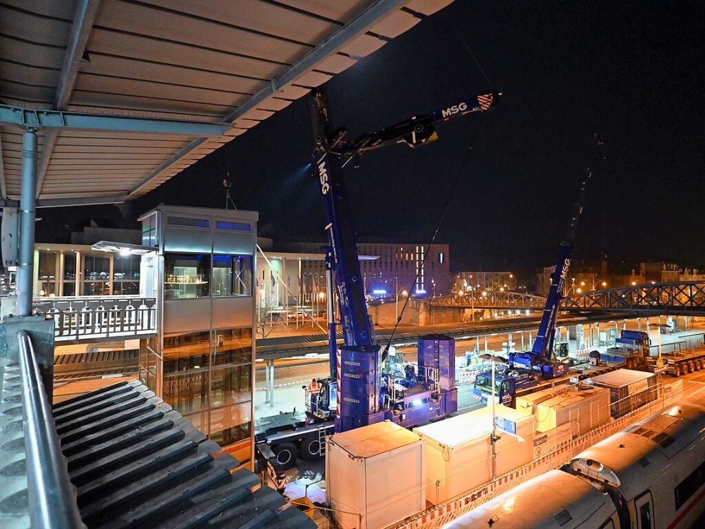 Einheben der neuen Rolltreppe am Hauptbahnhof