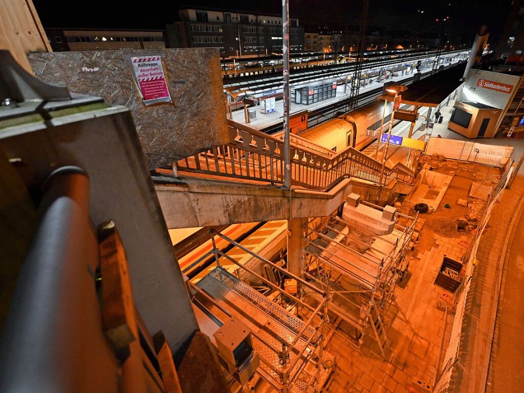 Einheben der neuen Rolltreppe am Hauptbahnhof