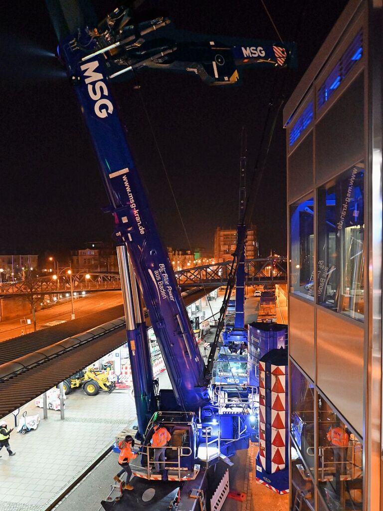 Einheben der neuen Rolltreppe am Hauptbahnhof