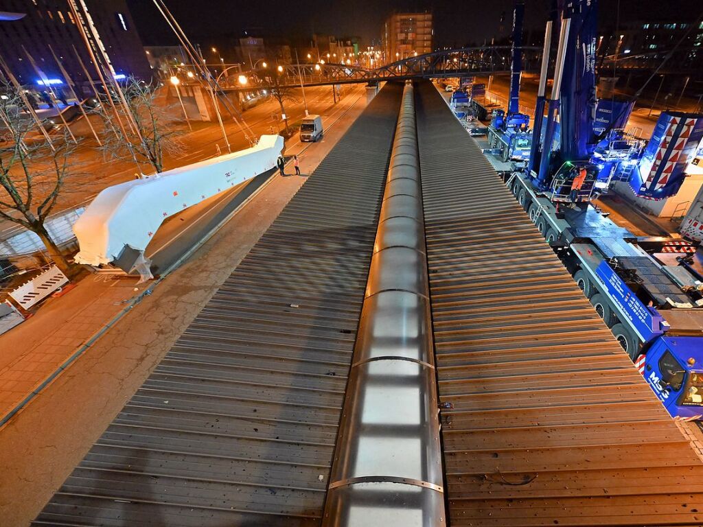 Einheben der neuen Rolltreppe am Hauptbahnhof