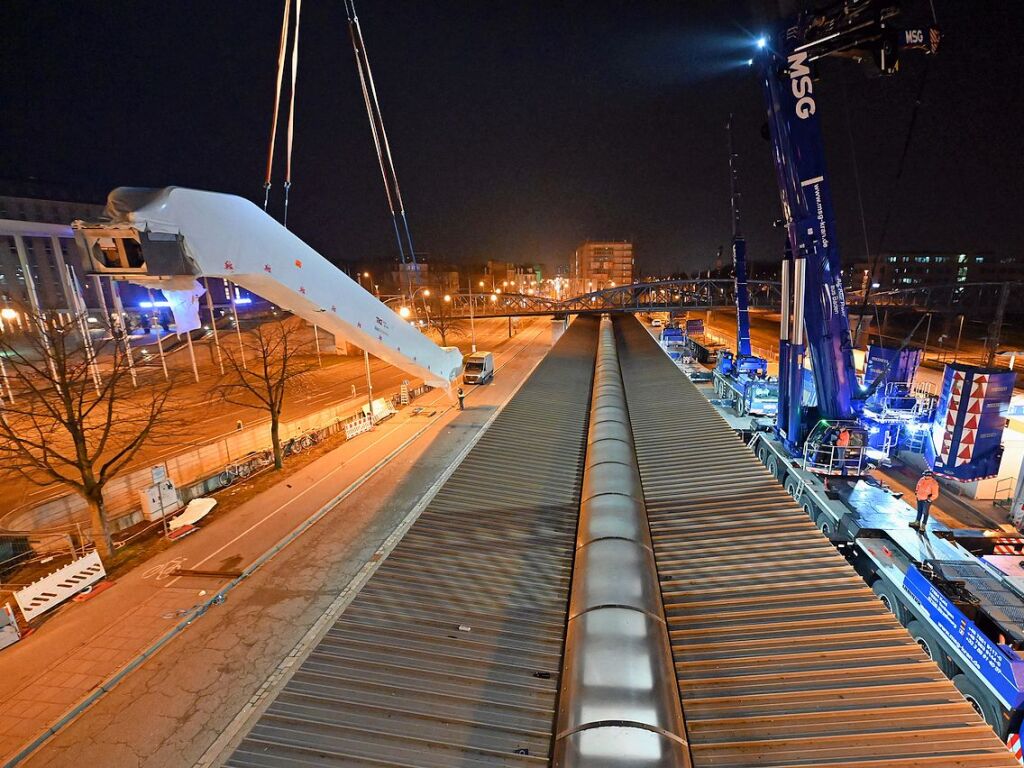 Einheben der neuen Rolltreppe am Hauptbahnhof