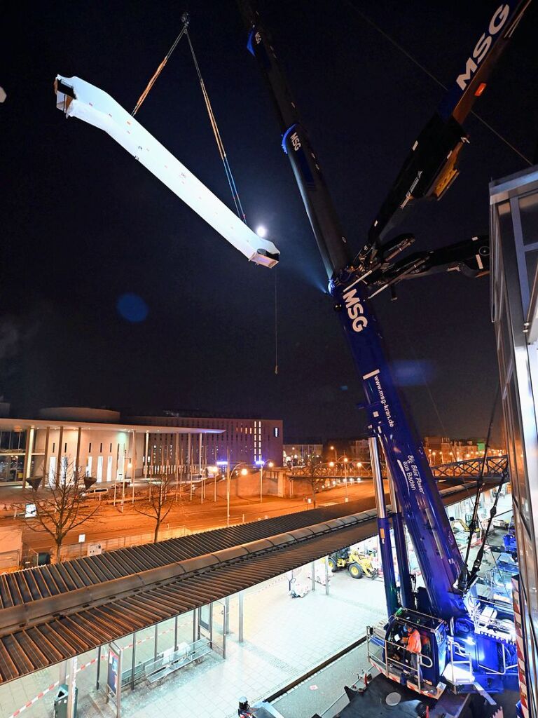 Einheben der neuen Rolltreppe am Hauptbahnhof