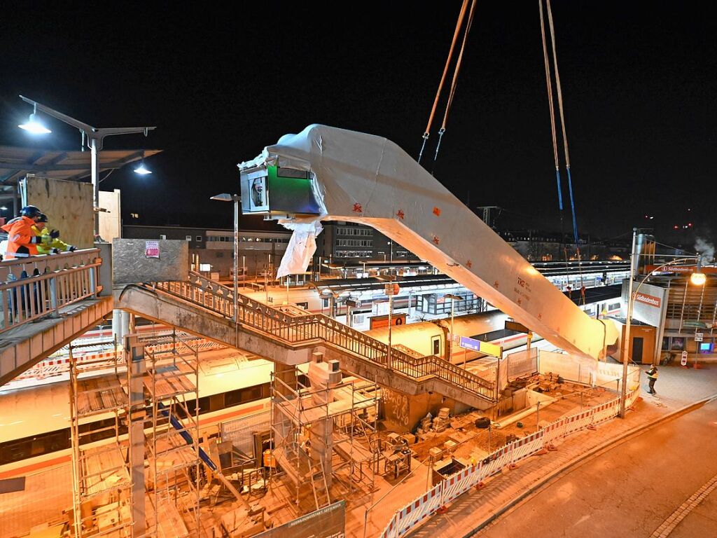 Einheben der neuen Rolltreppe am Hauptbahnhof