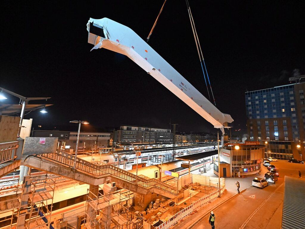 Einheben der neuen Rolltreppe am Hauptbahnhof