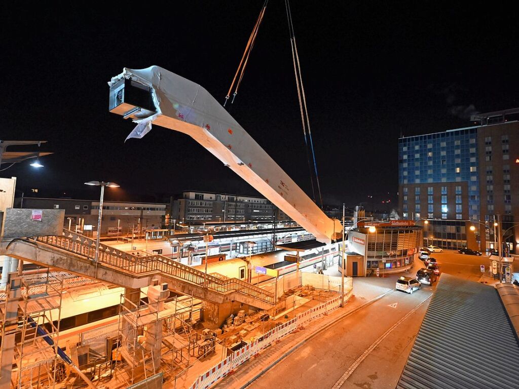 Einheben der neuen Rolltreppe am Hauptbahnhof