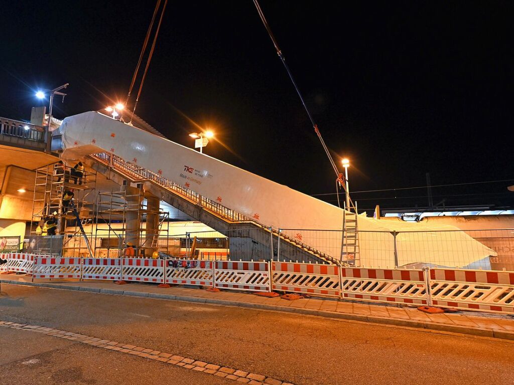 Einheben der neuen Rolltreppe am Hauptbahnhof