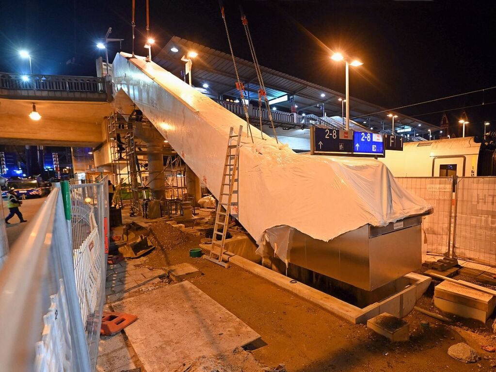 Einheben der neuen Rolltreppe am Hauptbahnhof