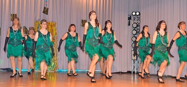 In glitzerndem Outfit sportlich unterw...ei einer Zeitreise bei Babylon Berlin.  | Foto: Sonja Niederer