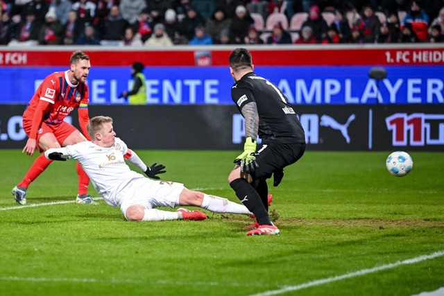 Burkardt dr&uuml;ckte den Ball zum 1:0...zer in Heidenheim &uuml;ber die Linie.  | Foto: Harry Langer/dpa