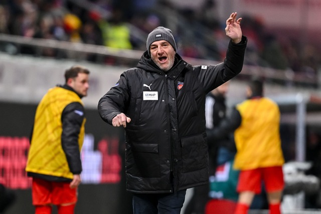 Trainer Frank Schmidt k&auml;mpft mit ...tieg aus der Fu&szlig;ball-Bundesliga.  | Foto: Harry Langer/dpa