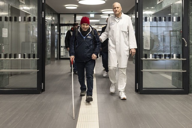 Mischa Knebel, Geschftsfhrer des Bli...s neue Leitsystem der Augenklinik vor.  | Foto: Maximo-Hans Musielik