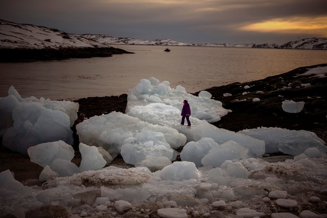 Ein Kind spielt auf Eisbrocken in Nuuk in Gr&ouml;nland.  | Foto: Emilio Morenatti/AP/dpa