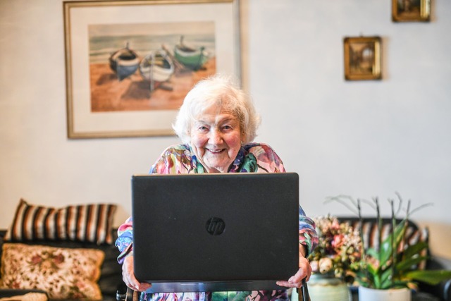 Die Seniorin aus Stuttgart handelt seit mehr als 50 Jahren mit Wertpapieren  | Foto: Jason Tschepljakow/dpa