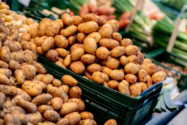 Frische Kartoffeln an einem Wochenmarktstand in Oldenburg (Niedersachsen).  | Foto: Hauke-Christian Dittrich/dpa