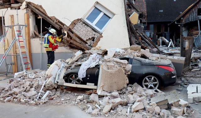 Der Bewohner befindet sich am Montagvormittag noch im Gebude.  | Foto: Ren Priebe (dpa)