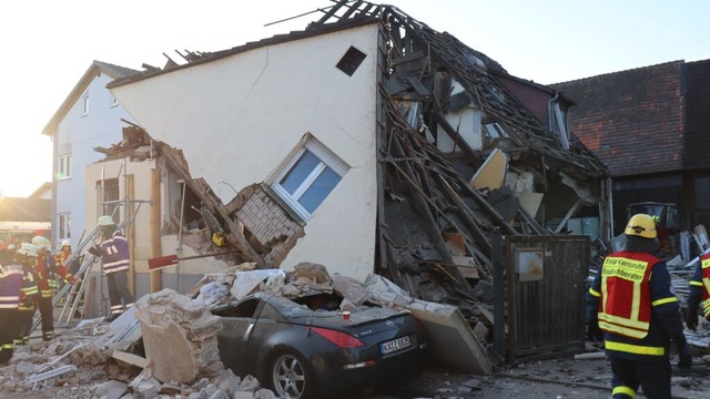 Feuerwehr und THW sind vor Ort.  | Foto: Ren Priebe (dpa)