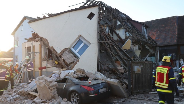 Ein Einfamilienhaus in Stutensee bei K...nach einer Explosion eingest&uuml;rzt.  | Foto: Ren&eacute; Priebe/dpa