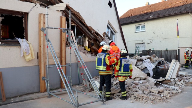 Wie lange der Einsatz noch dauert, war am Morgen zun&auml;chst nicht klar.  | Foto: Ren&eacute; Priebe/dpa