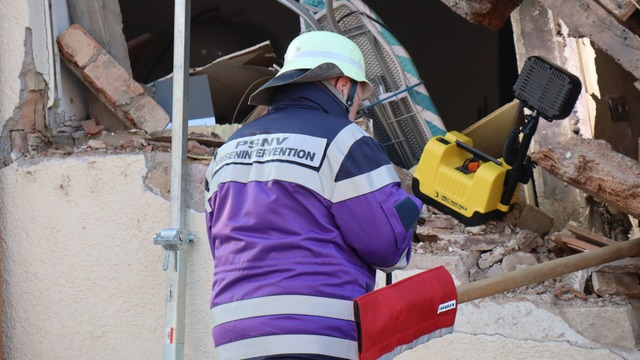 Die Einsatzkr&auml;fte k&ouml;nnen mit dem eingeschlossenen Mann reden.  | Foto: Ren&eacute; Priebe/dpa