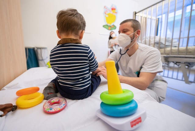 Es kann vorkommen, dass Kinder wegen e...pe ins Krankenhaus eingewiesen werden.  | Foto: Sebastian Gollnow/dpa