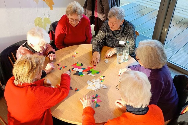 Spielerunde im brgerschaftlich betrie...Koordinatorin Gisela Bhm (oben links)  | Foto: Irene Matzarakis