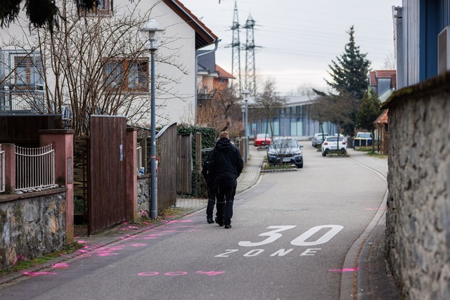 Polizisten haben hier auf einen Mann g...ach einer Notoperation im Krankenhaus.  | Foto: Philipp von Ditfurth/dpa